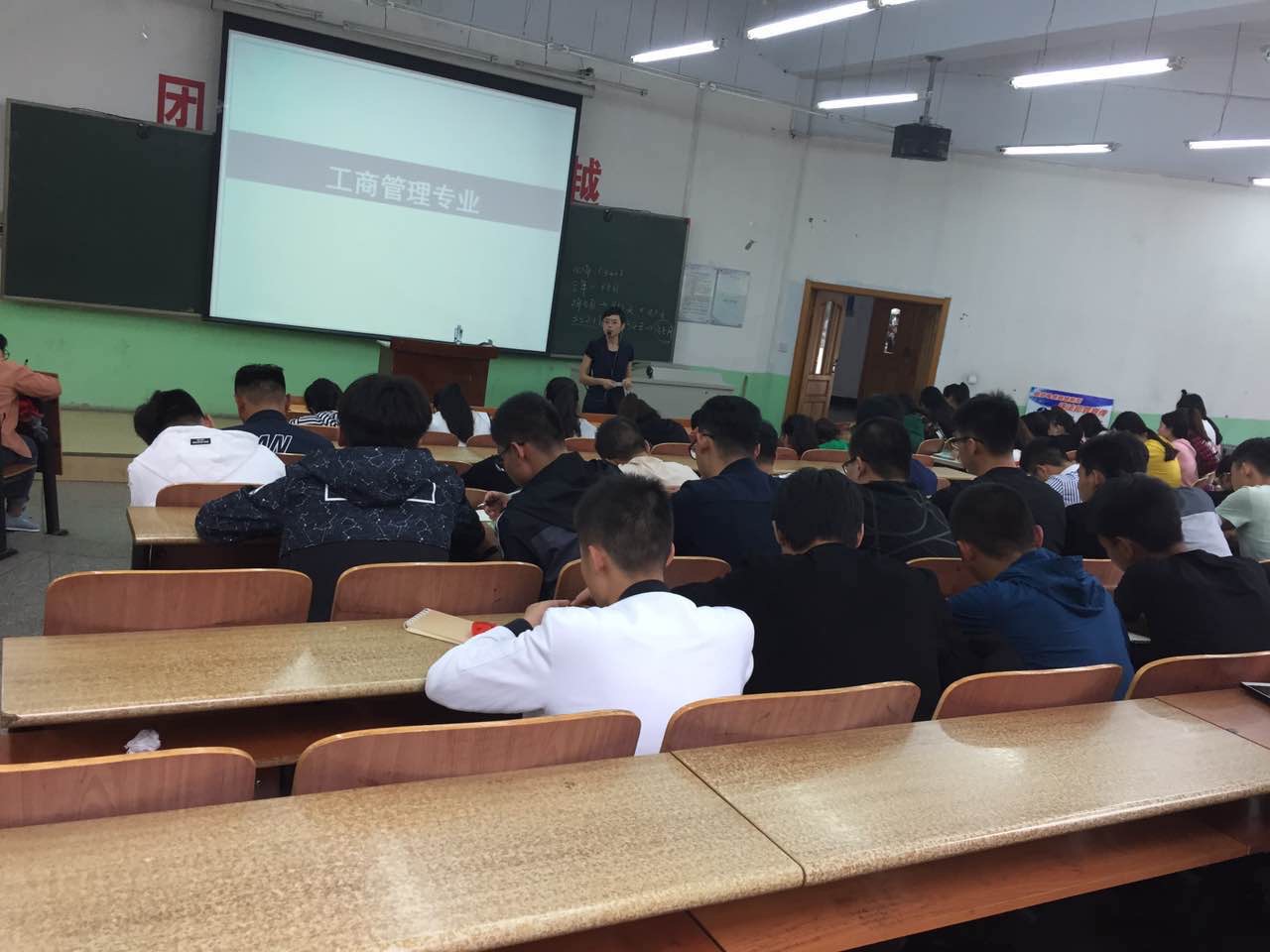 专业教育现场学生在给四年后的自己写信.jpg