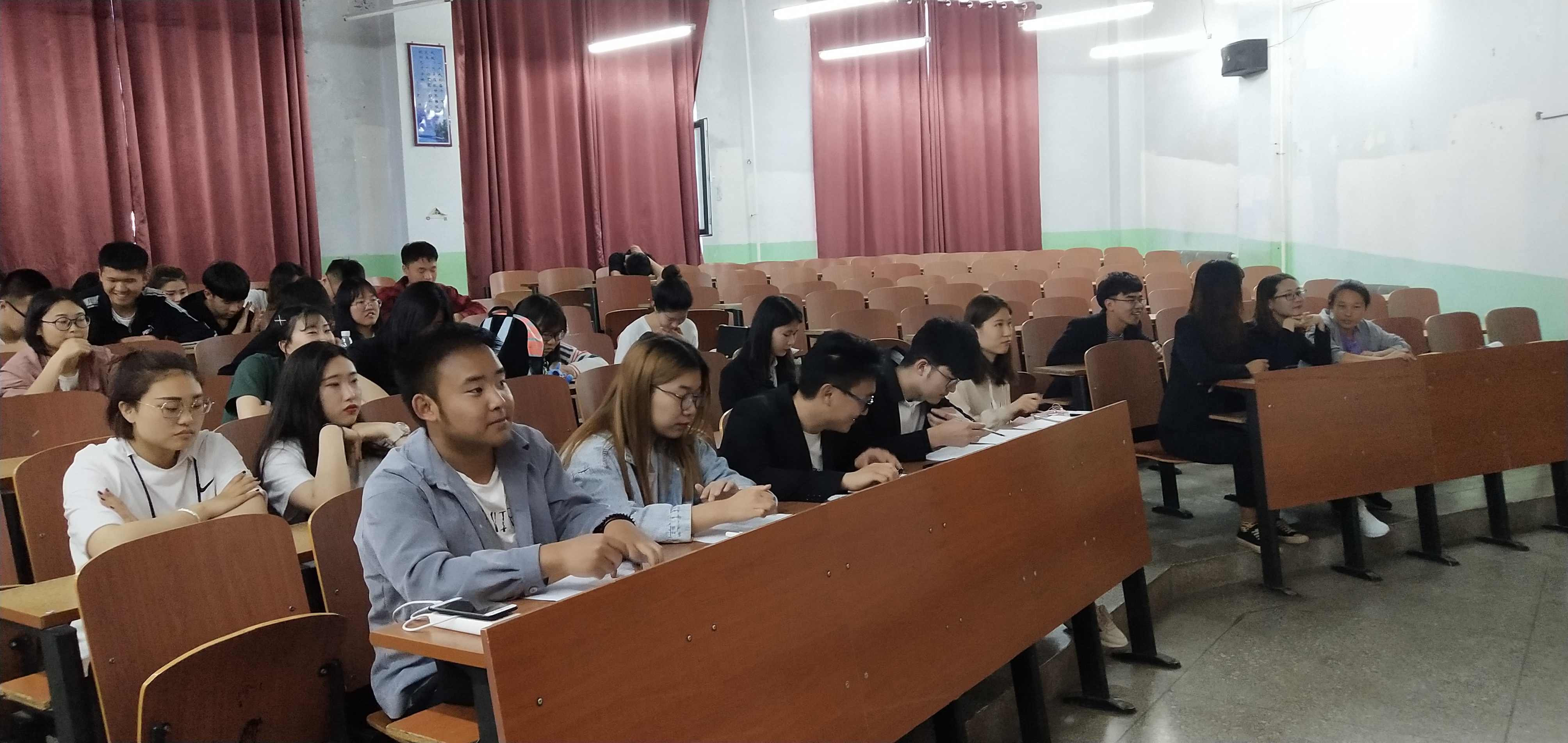 bat365官网登录举办第十三届娃哈哈市场营销大赛策划案评比